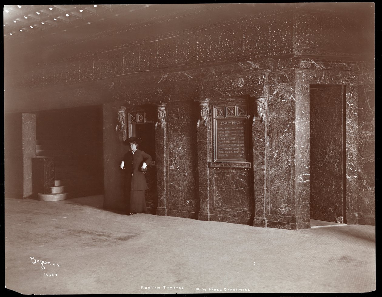Ethel Barrymoreová ve vestibulu Hudsonova divadla v New Yorku, 1903 (stříbrný želatinový tisk) od Byron Company
