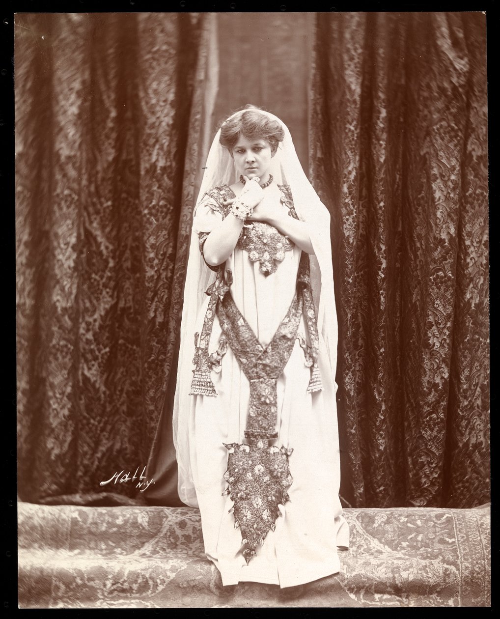 Eva Fay v Hammersteinově střešní zahradě, New York, asi 1910 (stříbrný želatinový tisk) od Byron Company