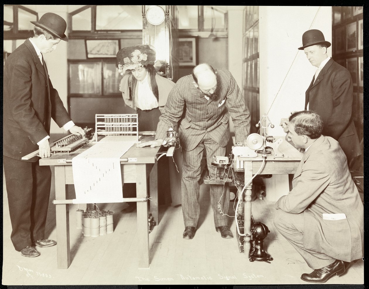 Exponát automatického signálního systému Simen v Muzeu bezpečnostních zařízení Amerického institutu sociálních služeb, New York, 1908 (stříbrný želatinový tisk) od Byron Company