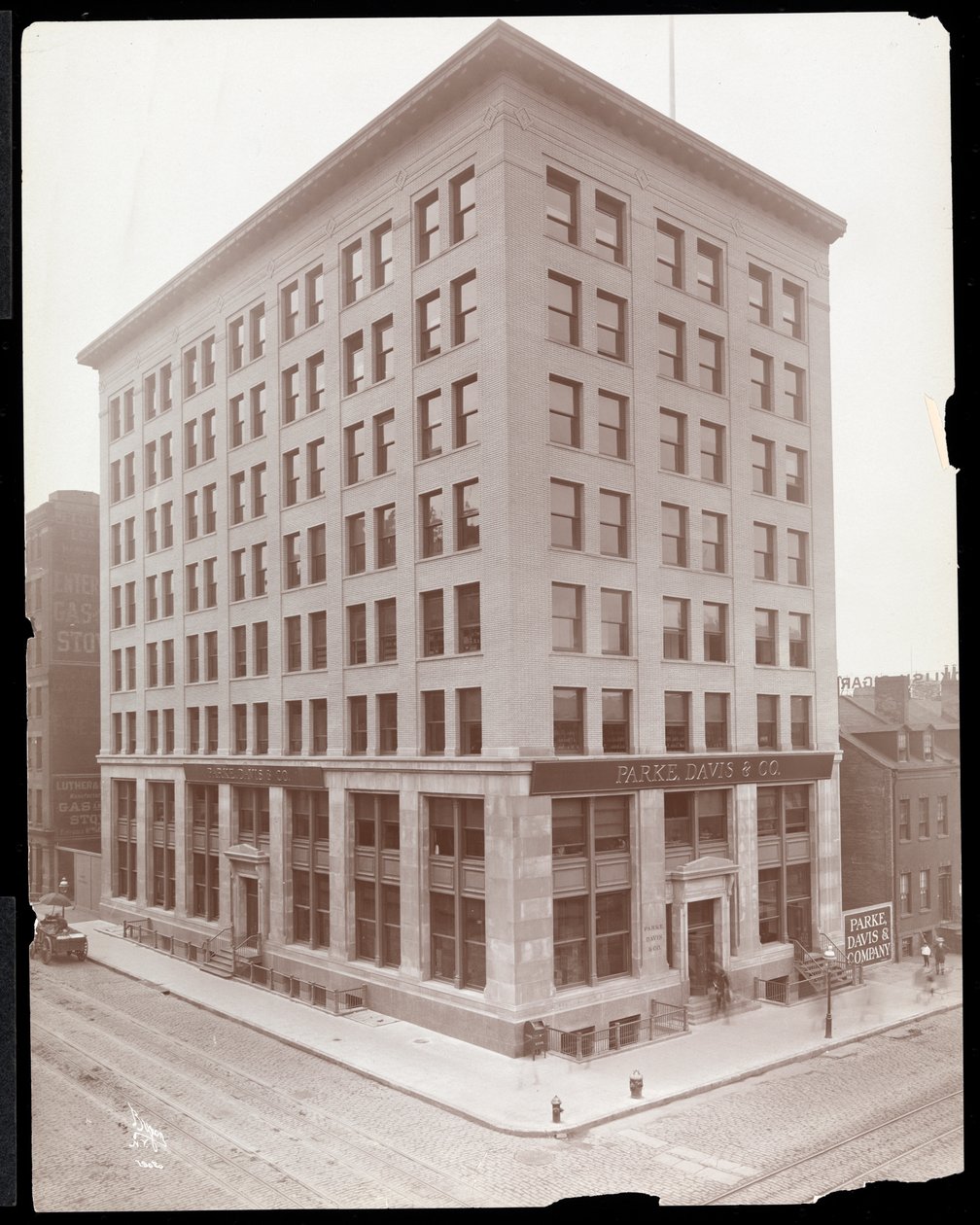 Vnější pohled na budovu Parke, Davis und Co., Hudson und Vestry Streets, New York, 1910 (stříbrný želatinový tisk) od Byron Company