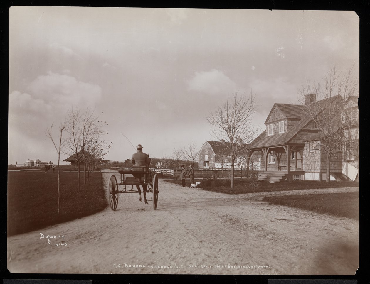 Celkový pohled na domy a budovy na panství F. G. Bournea v Oakdale, Long Island, New York, 1900 (stříbrný želatinový tisk) od Byron Company