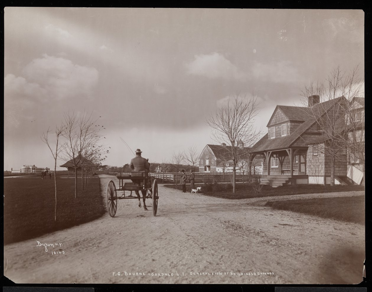 Celkový pohled na domy a budovy na F.G. Bourneovo panství v Oakdale, Long Island, New York, 1900 (stříbrný želatinový tisk) od Byron Company