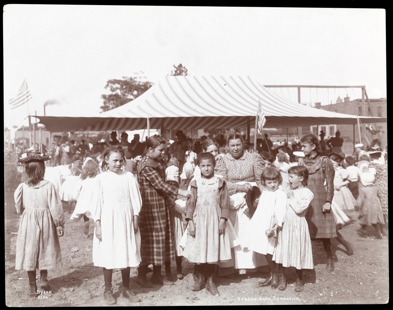 Skupina dívek a ženy na Hudson Bank Gymnasium and Playground, 53rd Street a 11th Avenue, New York, 1898 (stříbrný želatinový tisk) od Byron Company