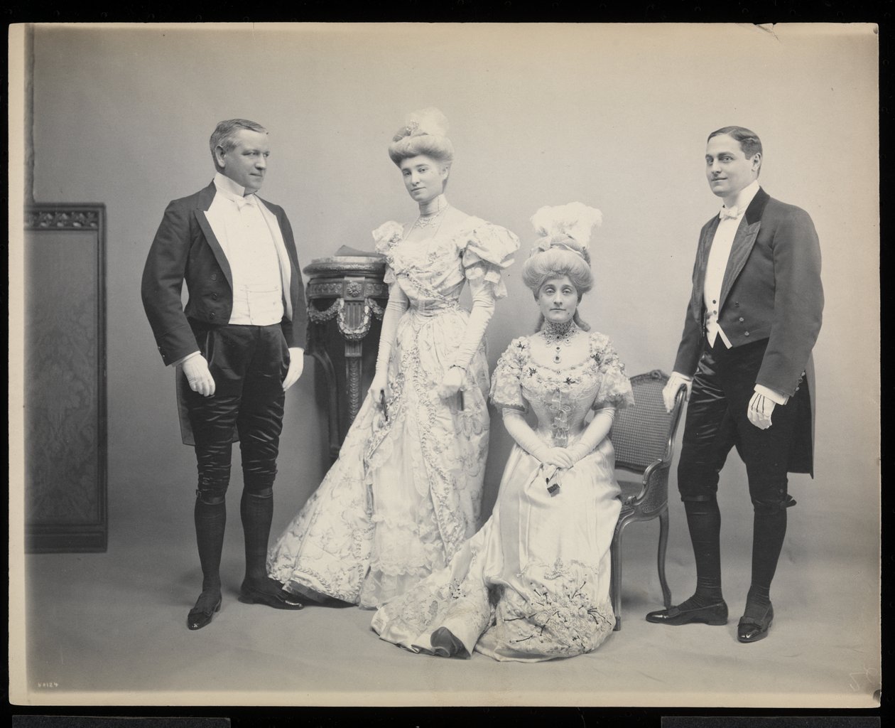 Skupinový portrét Sydney Dillon Ripley se třemi dalšími na James Hazen Hyde Ball, New York, 31. ledna 1905 (stříbrný želatinový tisk) od Byron Company