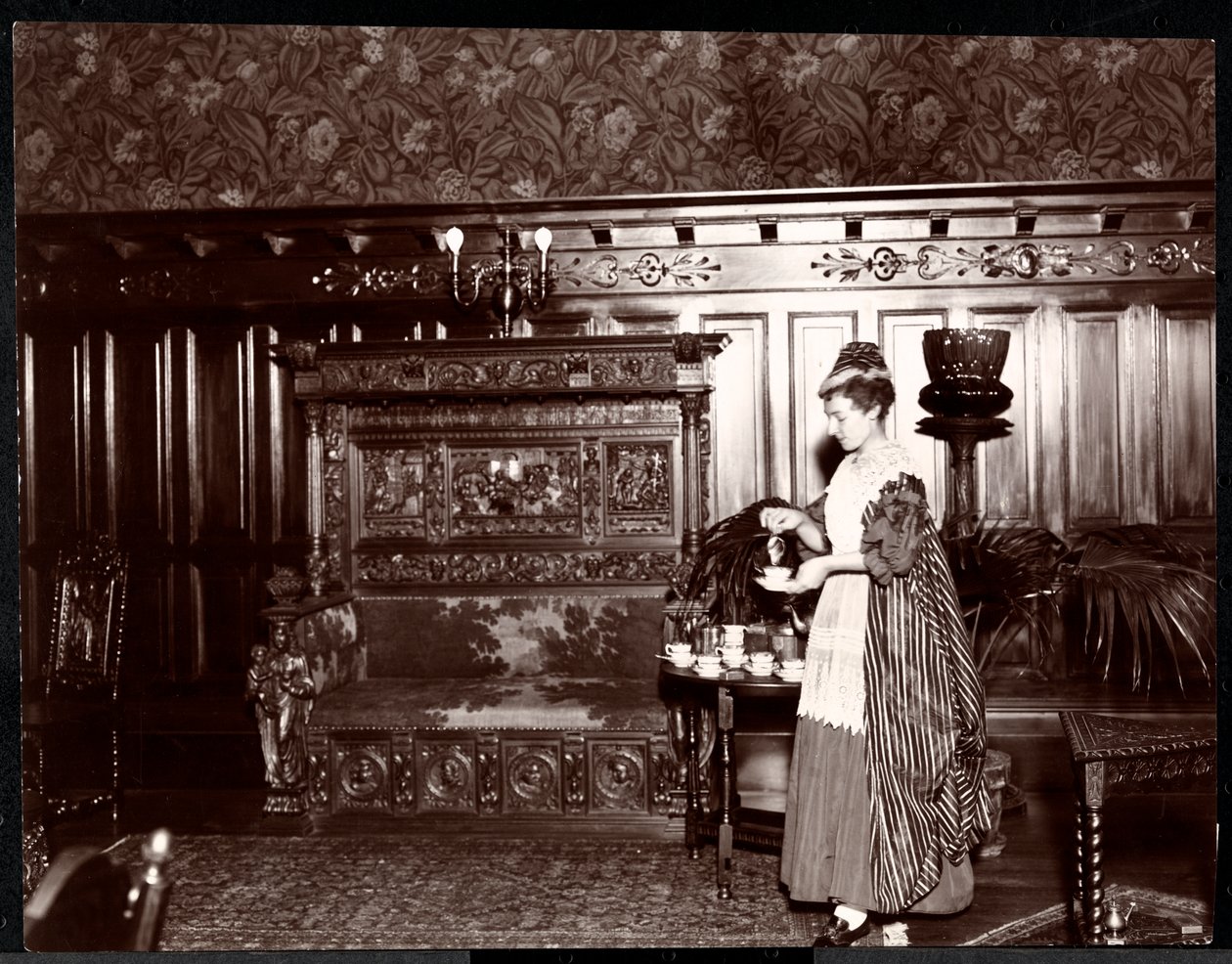 Hosté s čajem v hotelu Marie Antoinette, 1895 nebo 1896 (stříbrný želatinový tisk) od Byron Company