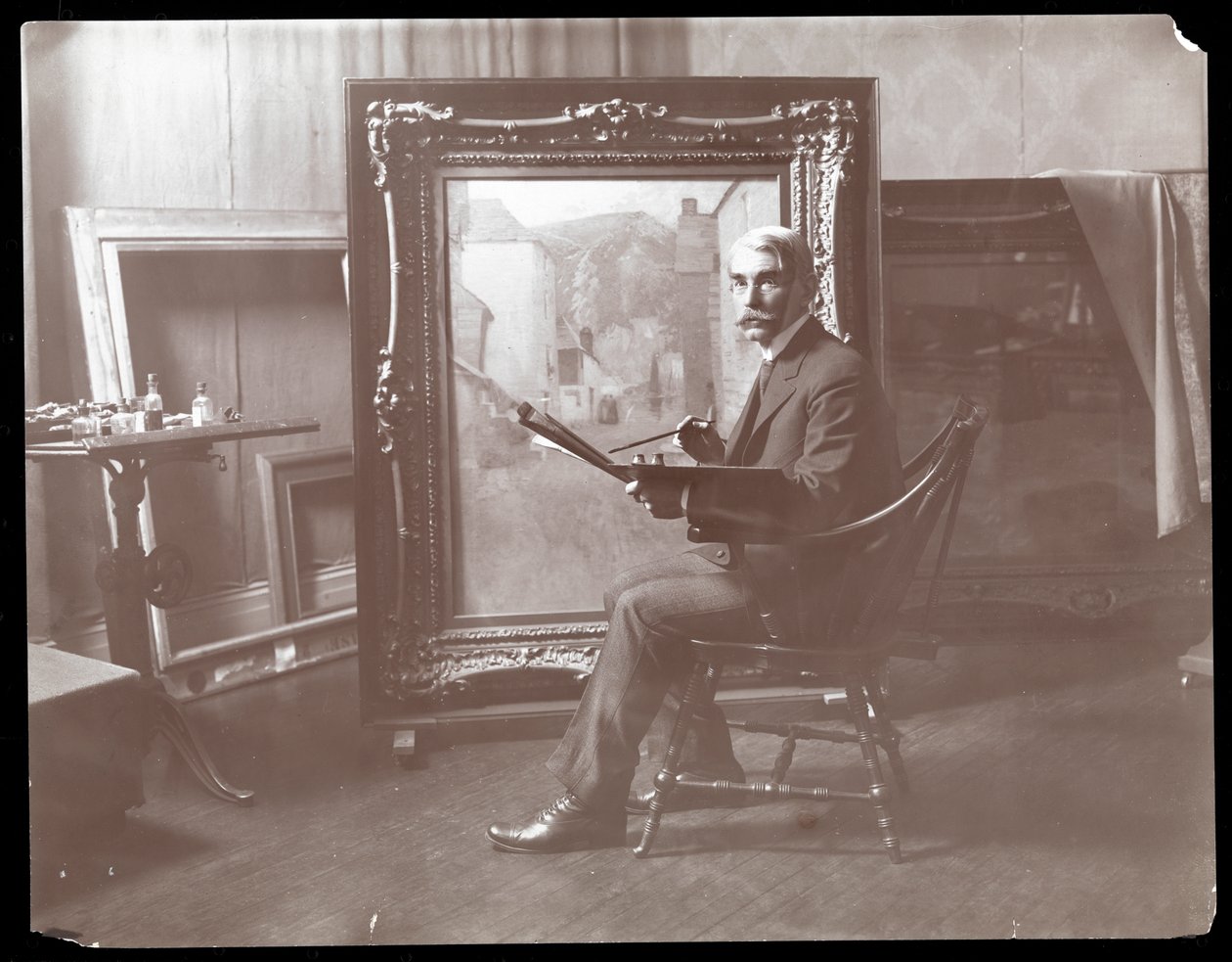 H.B. Snell ve svém studiu, New York, 1907 (stříbrný želatinový tisk) od Byron Company