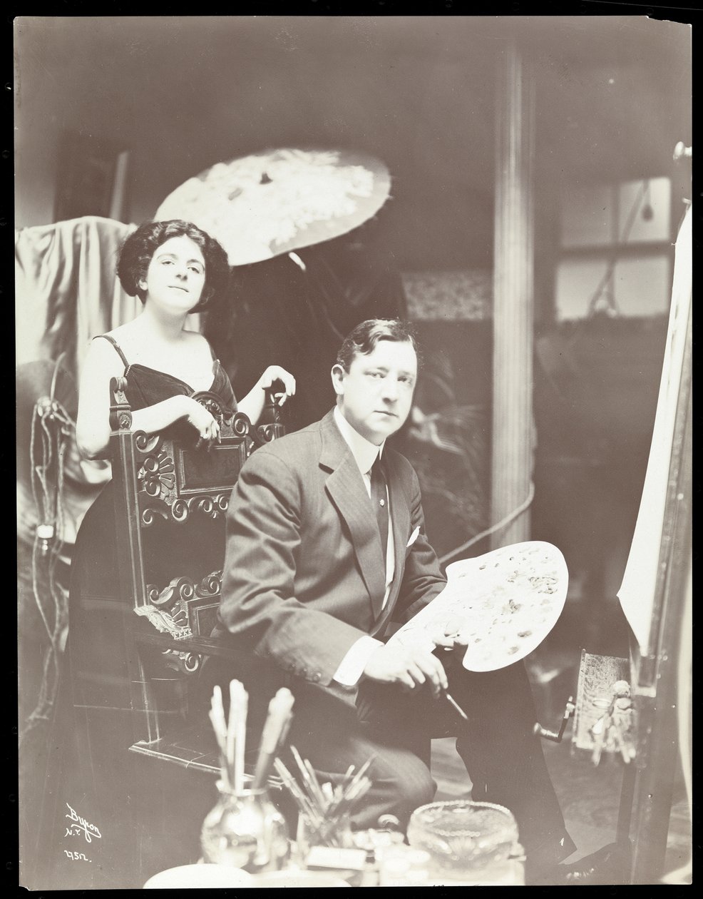 Harrison Fisher and Model, 1908-9 (stříbrný želatinový tisk) od Byron Company