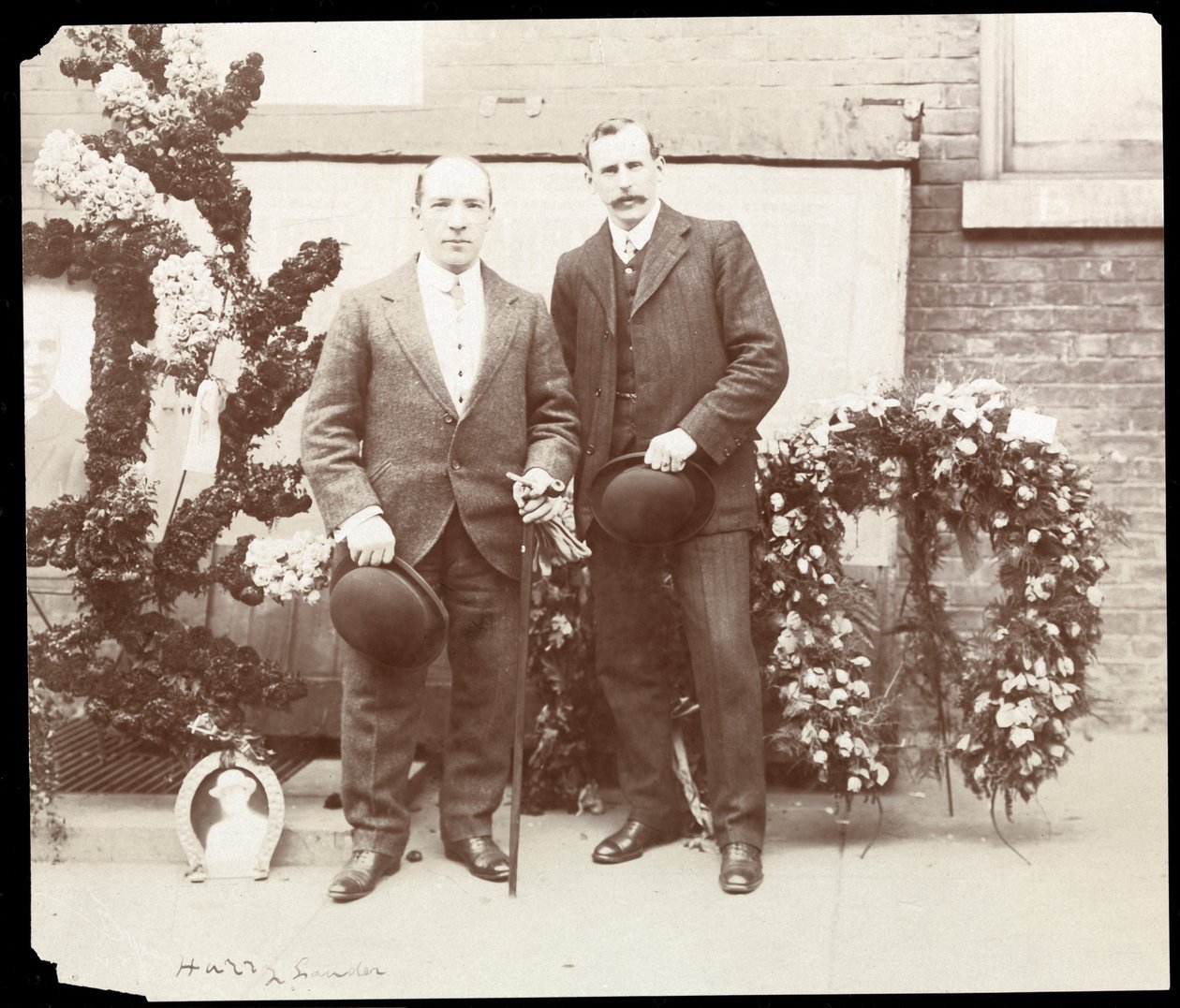 Harry Lauder, kolem roku 1905 (stříbrný želatinový tisk) od Byron Company