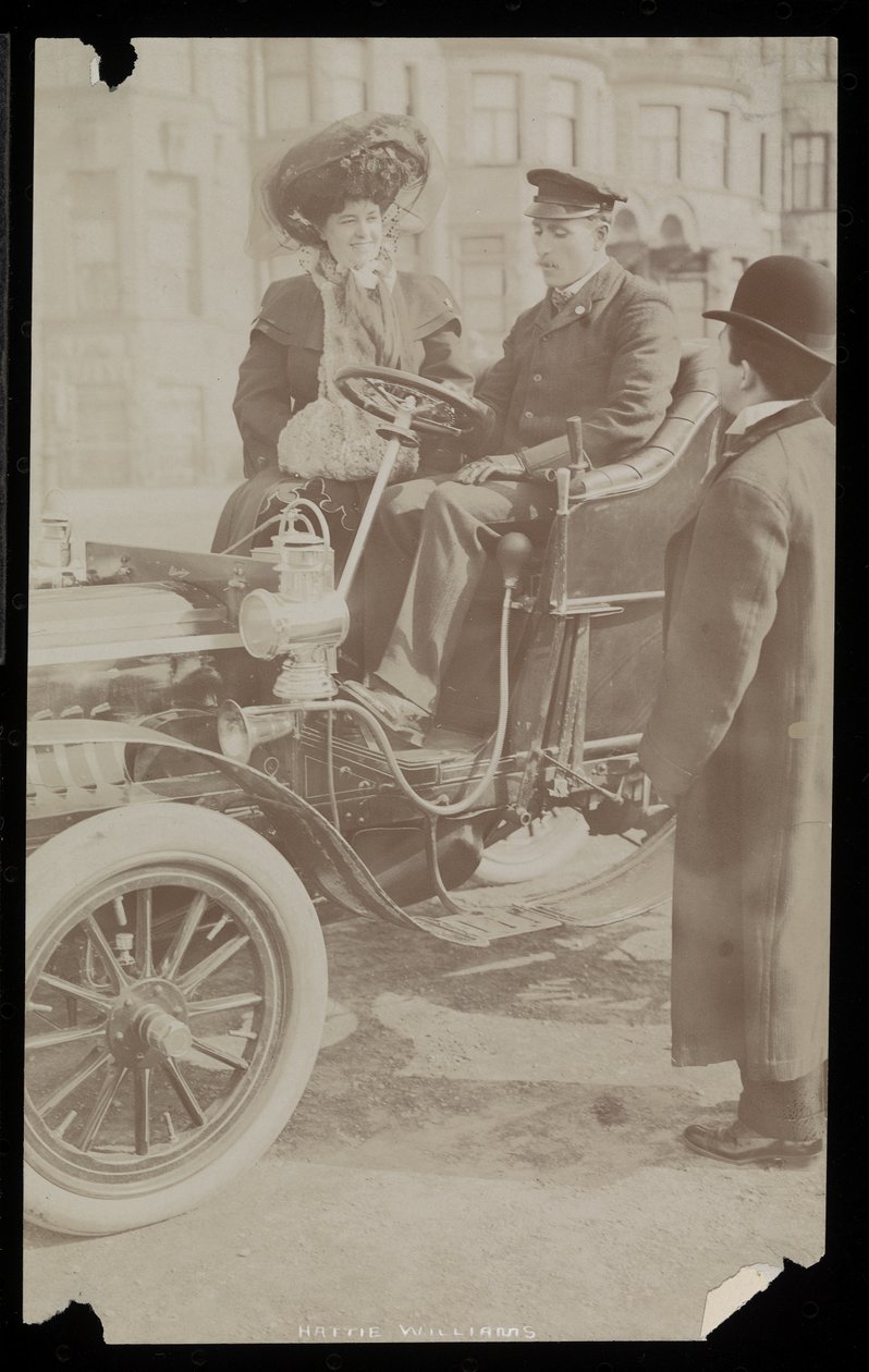 Hattie Williams sedící s řidičem v jednom z prvních newyorských automobilů, New York, 1890-1910 (stříbrný želatinový tisk) od Byron Company