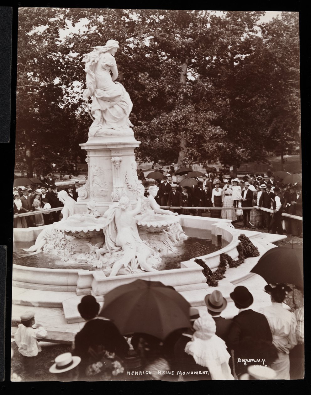 Památník Heinricha Heineho (Fontána Lorelei) a dav přítomný na odhalení, Grand Concourse a 164th Street, Bronx, New York, 1899 (stříbrný želatinový tisk) od Byron Company