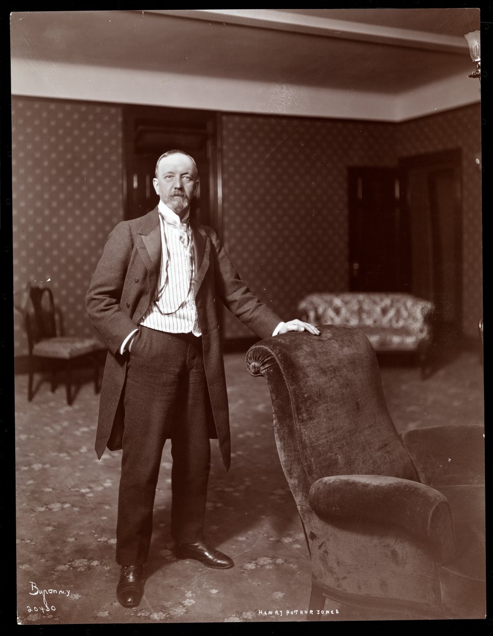 Henry Arthur Jones, 1905 (stříbrný želatinový tisk) od Byron Company