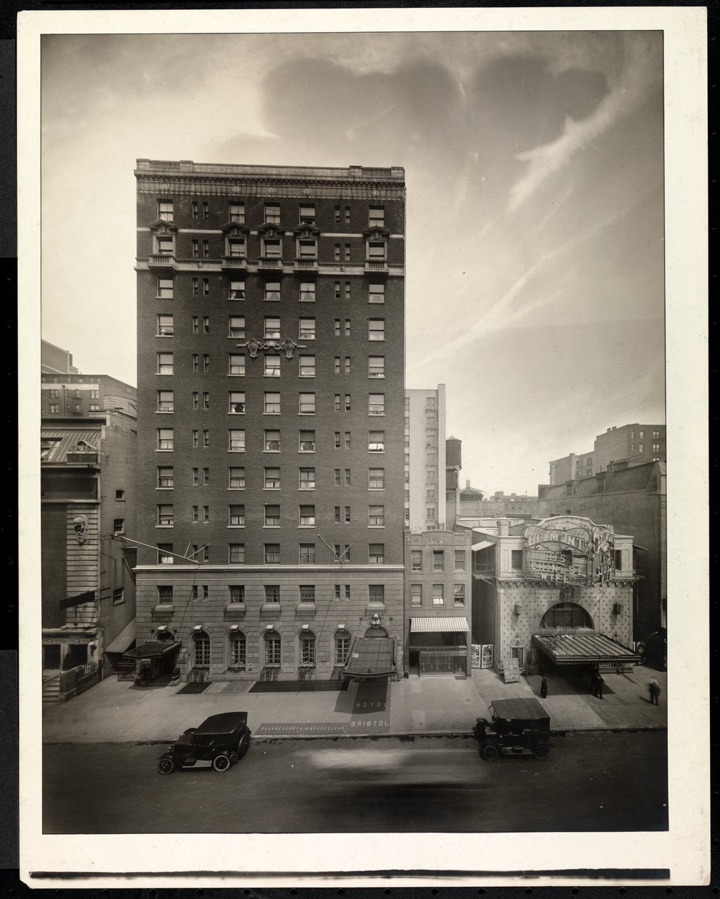 Hotel Bristol, 48th Street, New York, 1920 (stříbrný želatinový tisk) od Byron Company