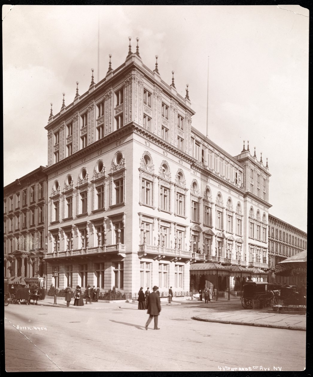 Hotel Delmonico na 44. ulici a 5. avenue, New York, 1898 (stříbrný želatinový tisk) od Byron Company