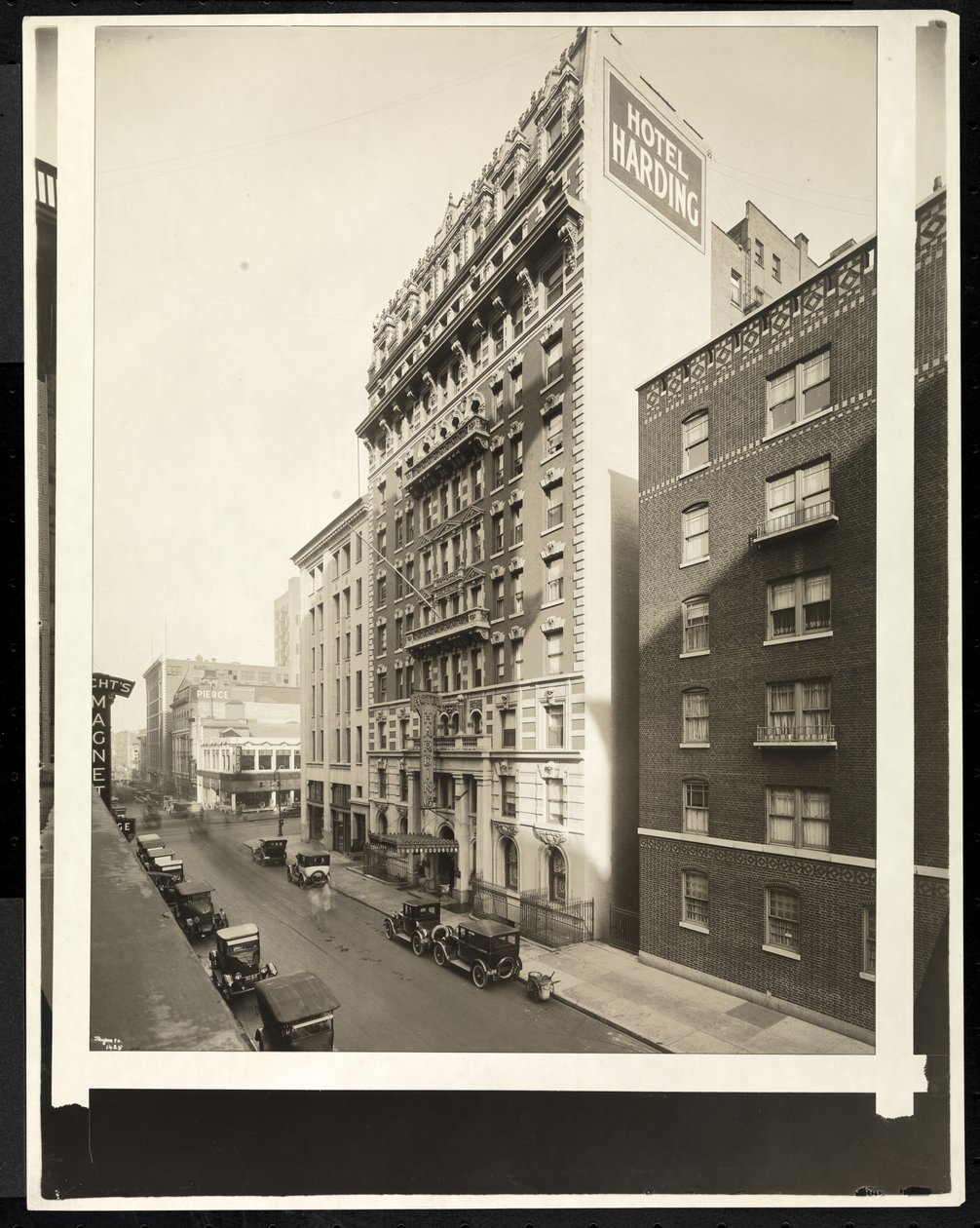 Hotel Harding na 55. ulici a Broadway, New York, 1921 (stříbrný želatinový tisk) od Byron Company