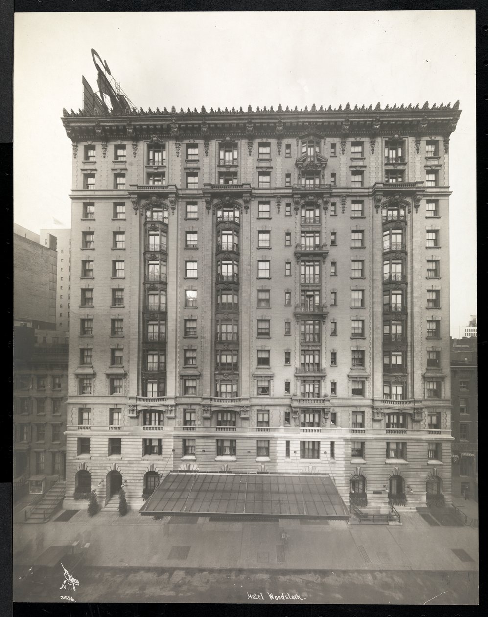 Hotel Woodstock na 127 West 43rd Street, New York, 1911 nebo 1912 (stříbrný želatinový tisk) od Byron Company