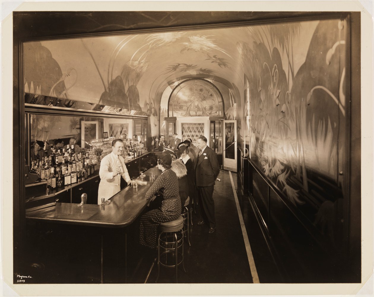 Hotel Woodward, interiér, bar, s lidmi, 1937 (želatinový stříbrný tisk) od Byron Company