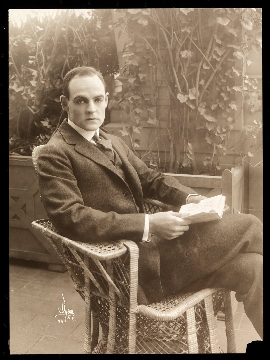 Howard Estabrook v zahradě, 1915-16 (stříbrný želatinový tisk) od Byron Company