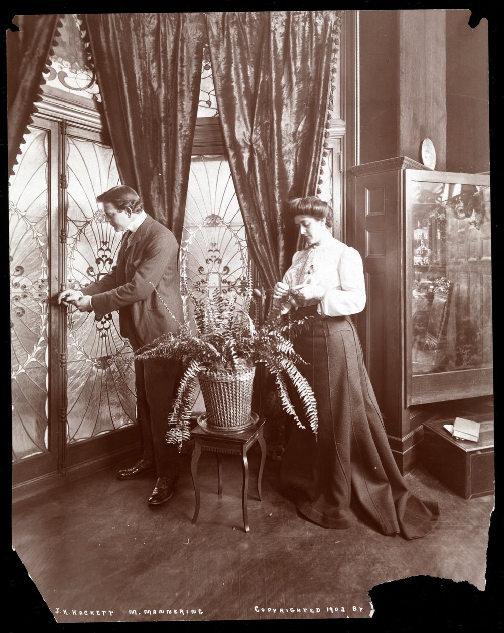 James K. Hackett a manželka (Mary Mannering) doma, kolem roku 1902 (stříbrný želatinový tisk) od Byron Company