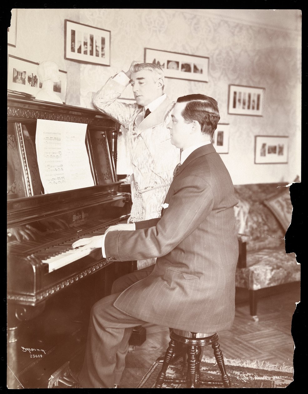 Kyrle Bellew a přítel u klavíru v Bellew