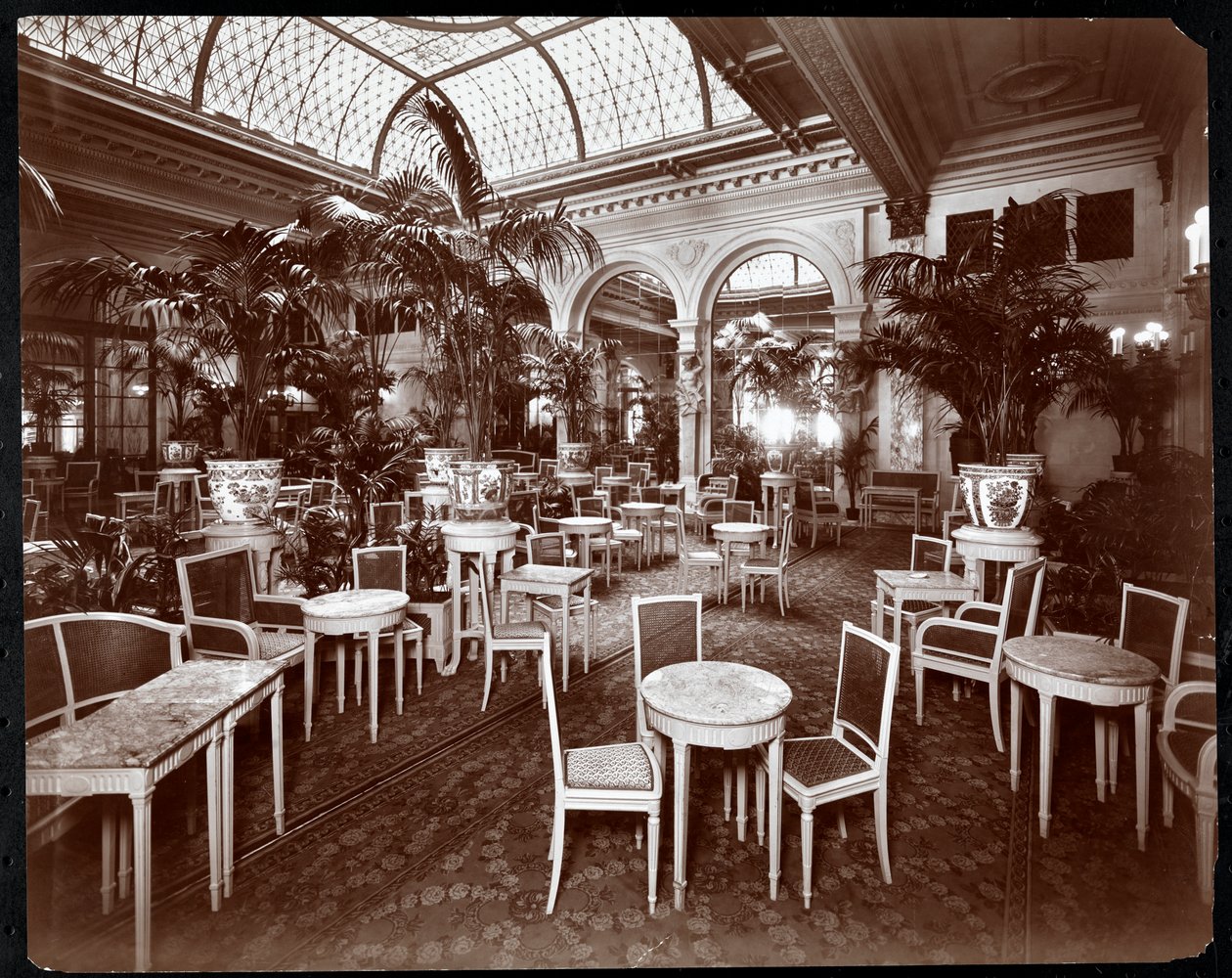 Salonek v hotelu Plaza, cca 1907 (stříbrný želatinový tisk) od Byron Company