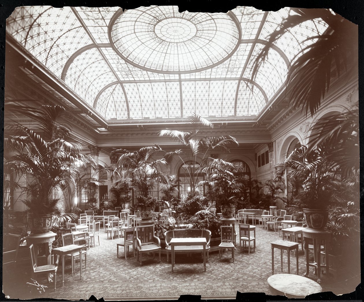Salonek v hotelu Plaza, cca 1907 (stříbrný želatinový tisk) od Byron Company