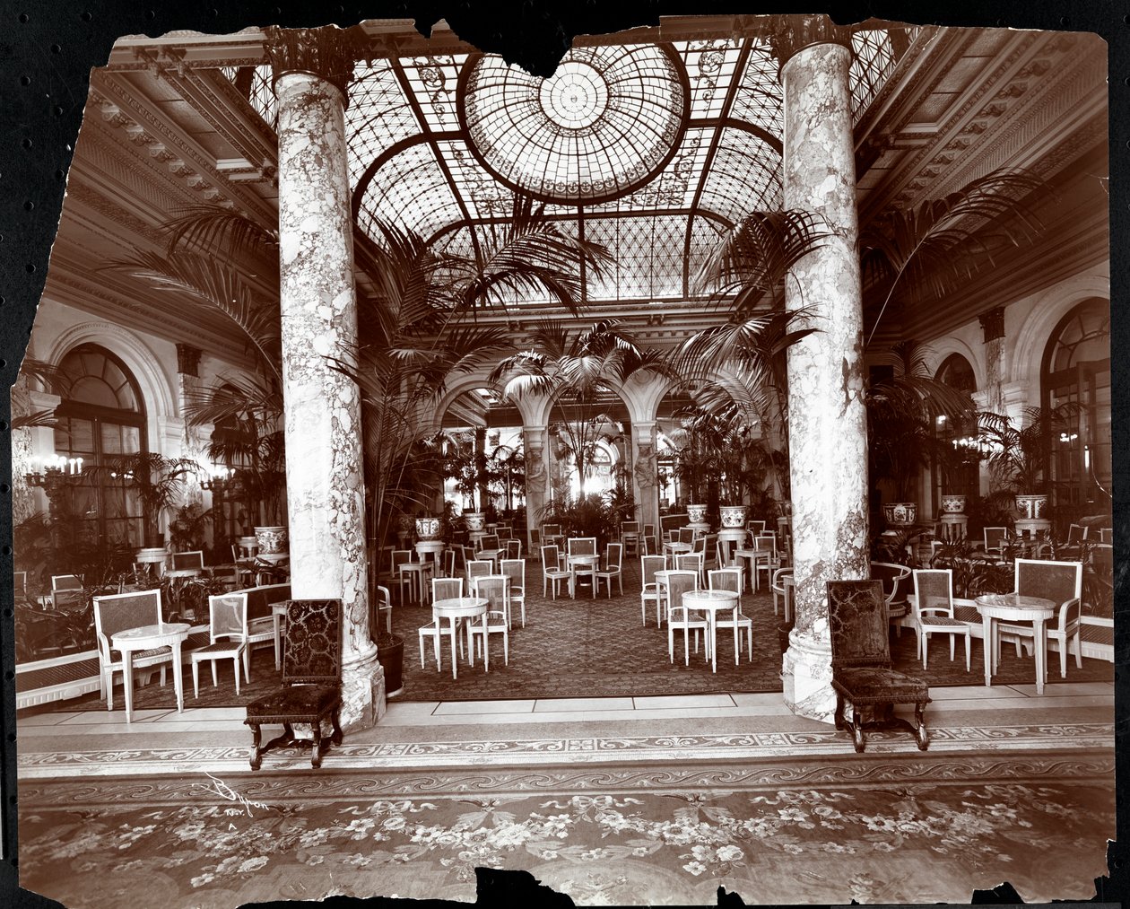 Salonek v hotelu Plaza, cca 1907 (stříbrný želatinový tisk) od Byron Company