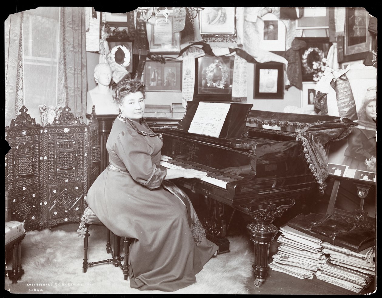 Paní Schumannová Heinková sedící u klavíru, 1906 (stříbrný želatinový tisk) od Byron Company