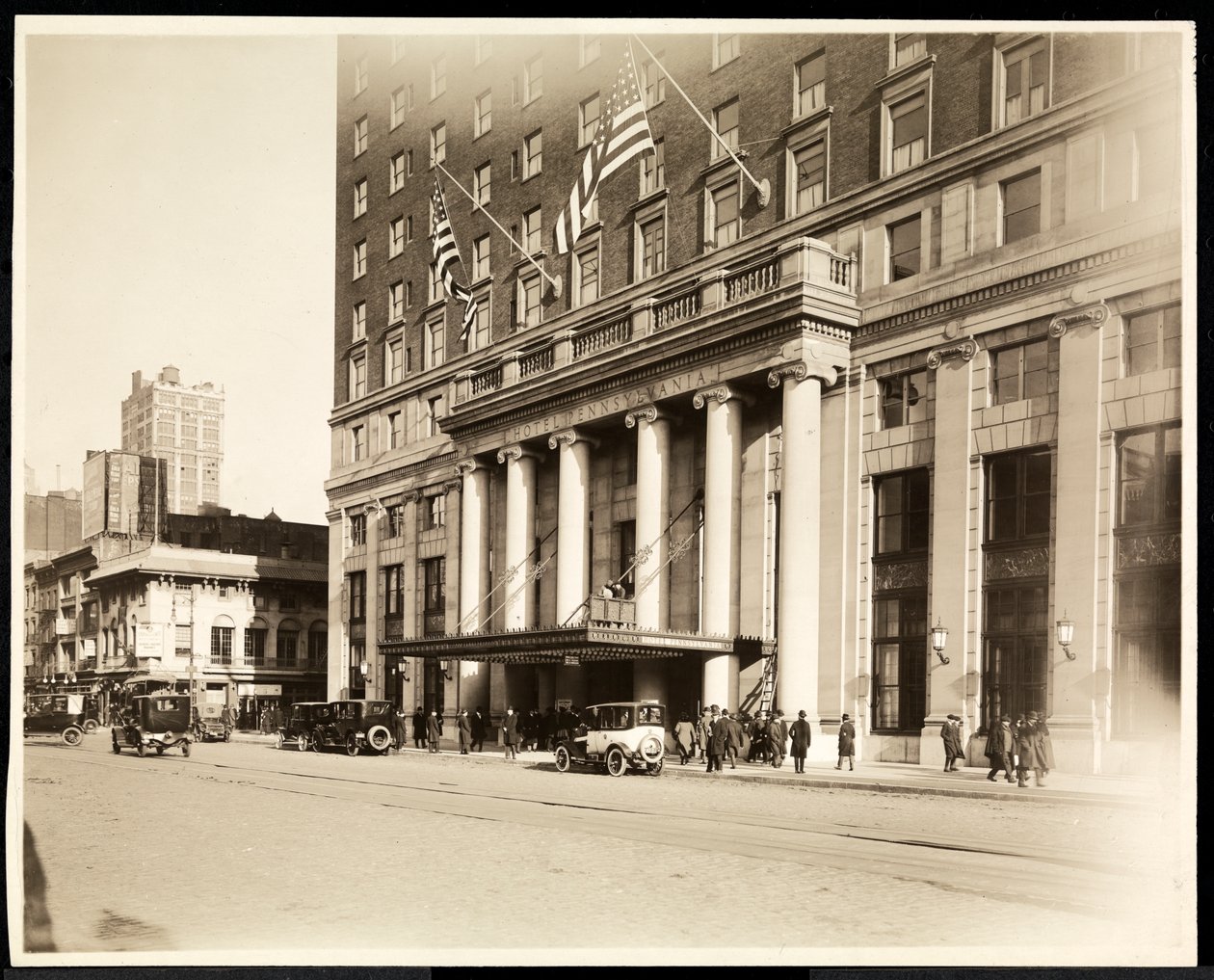 Hlavní vchod hotelu Pennsylvania, 7. avenue a 32. ulice, New York, 1919 (stříbrný želatinový tisk) od Byron Company