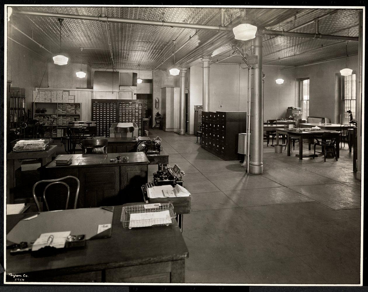 Hlavní kancelář prádelny Carolyn na 111 East 129th Street, East Harlem, New York, 1929 (stříbrný želatinový tisk) od Byron Company
