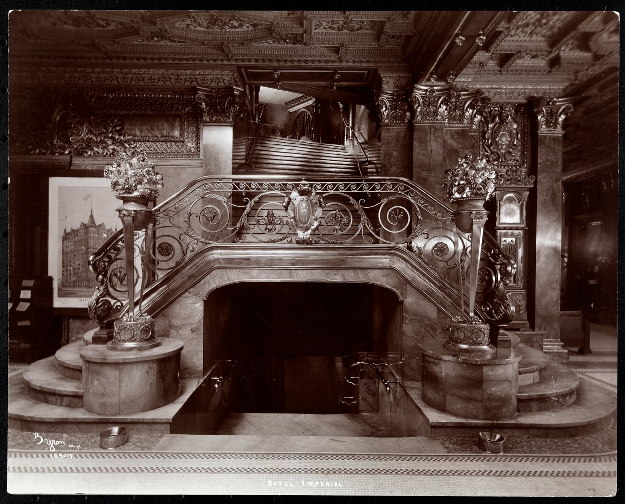 Hlavní schodiště ve vstupní hale hotelu Imperial, 1904 (stříbrný želatinový tisk) od Byron Company