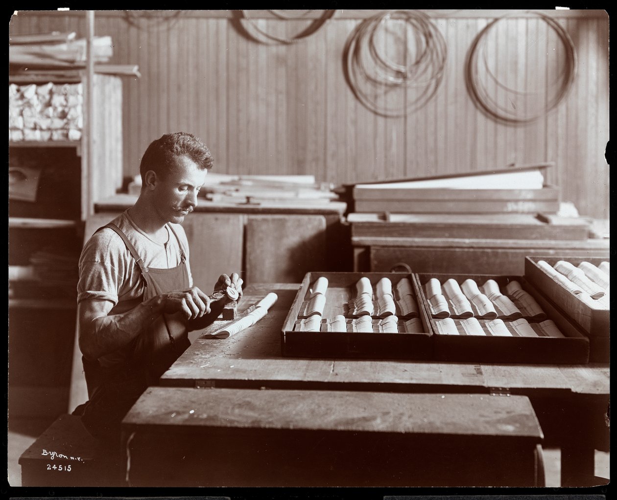 Muž pracující v továrně na klavír Hardman, Peck und Co., New York, 1907 (stříbrný želatinový tisk) od Byron Company