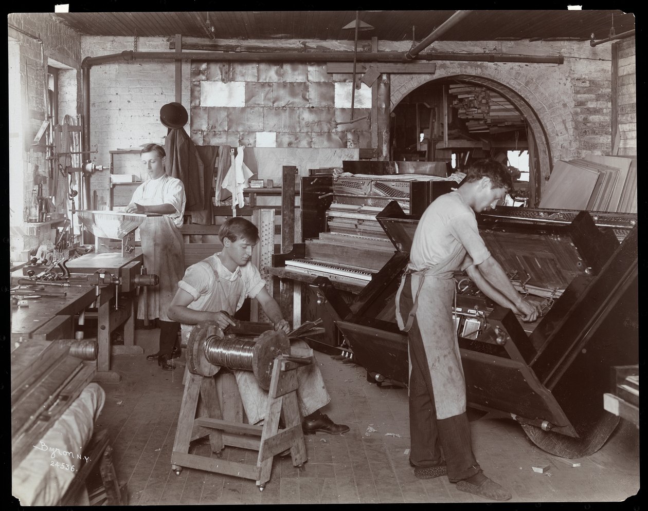 Muži pracující v továrně na klavír Hardman, Peck und Co., New York, 1907 (stříbrný želatinový tisk) od Byron Company