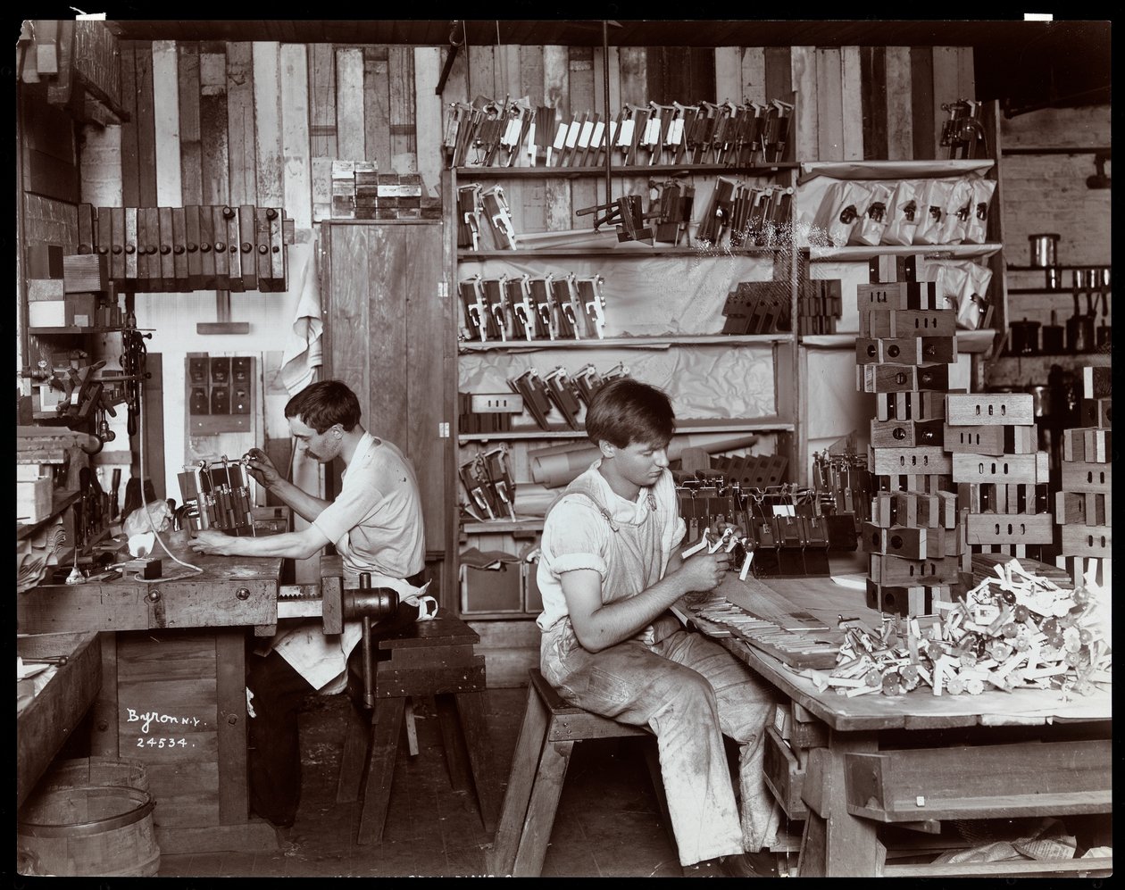 Muži pracující v továrně na klavír Hardman, Peck und Co., New York, 1907 (stříbrný želatinový tisk) od Byron Company