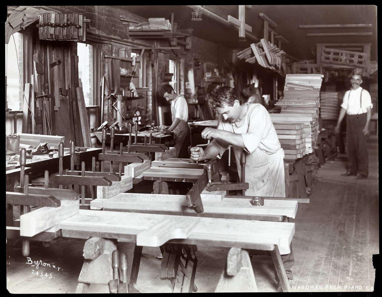 Muži pracující v továrně na klavíry Hardman, Peck und Co., New York, 1907 (stříbrný želatinový tisk) od Byron Company