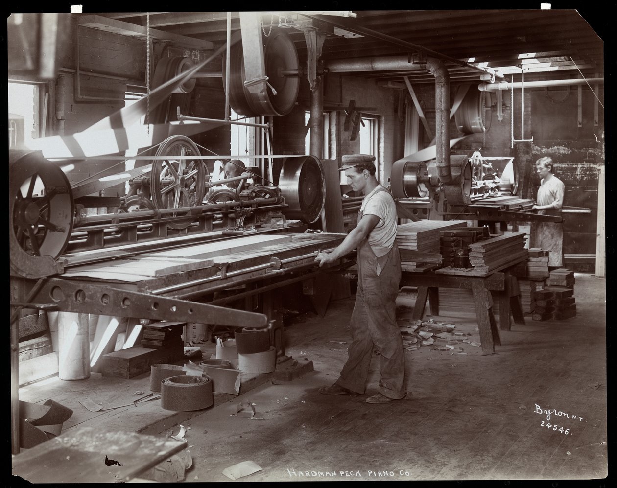 Muži pracující v továrně na klavír Hardman, Peck und Co., New York, 1907 (stříbrný želatinový tisk) od Byron Company
