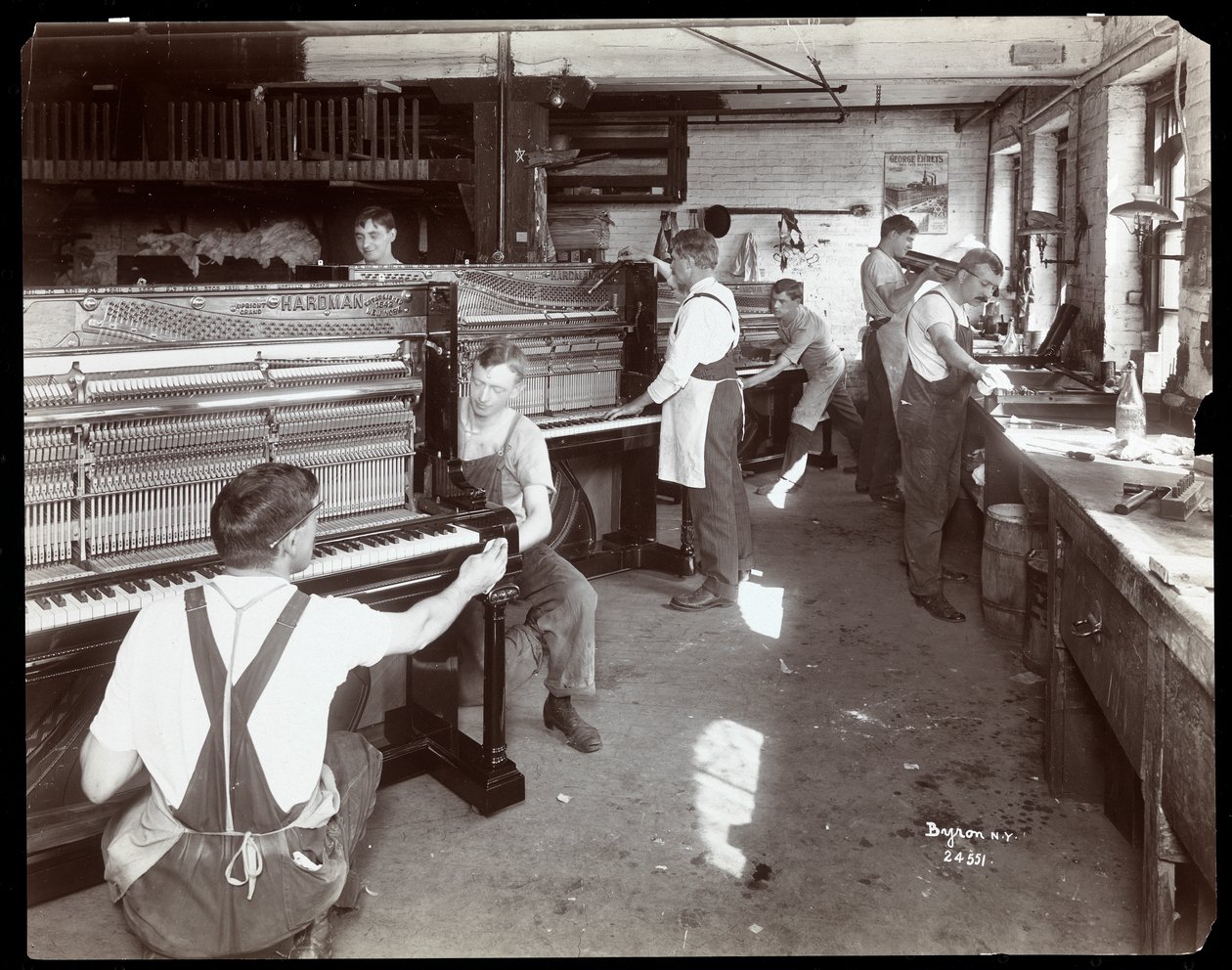 Muži pracující v továrně na klavír Hardman, Peck und Co., New York, 1907 (stříbrný želatinový tisk) od Byron Company