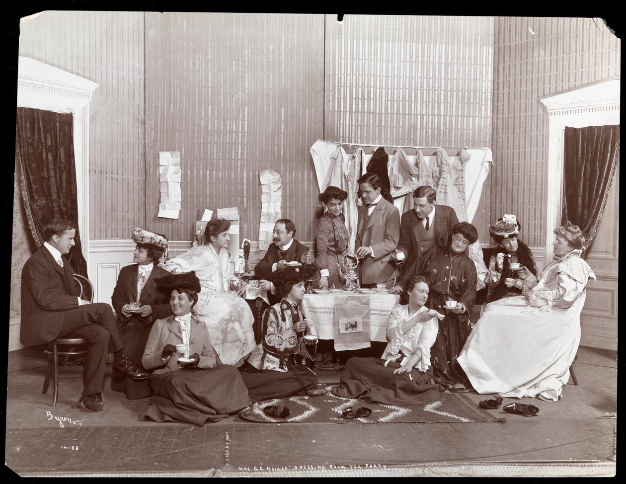 Paní G.G. Haines, Šatna Tea Party, 1902 (stříbrný želatinový potisk) od Byron Company