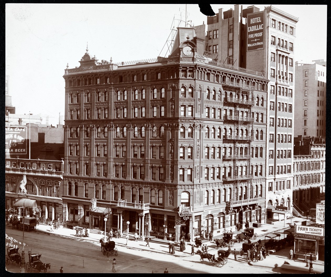 Severovýchodní roh hotelu Cadillac na Broadwayi a 43. ulici, New York, 1907 (stříbrný želatinový tisk) od Byron Company