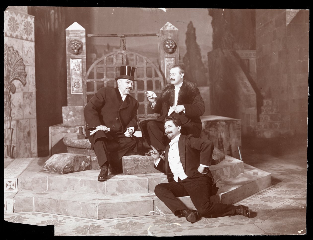 Oscar Hammerstein a dva další v Manhattan Opera House, kolem roku 1905 (stříbrný želatinový tisk) od Byron Company