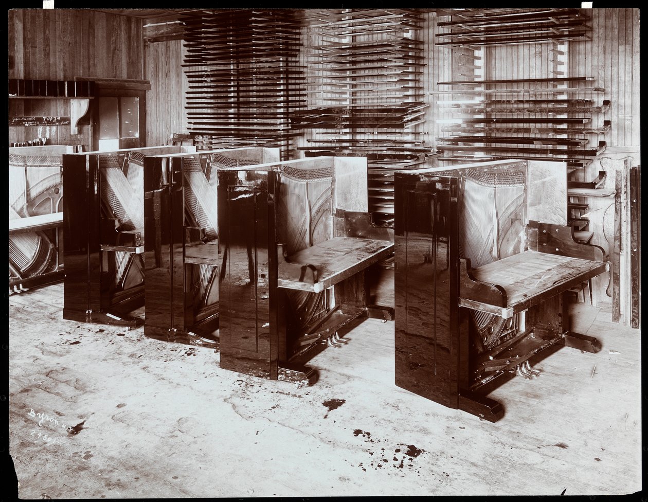 Piana ve výstavbě v továrně Hardman, Peck und Co., New York, 1907 (stříbrný želatinový tisk) od Byron Company