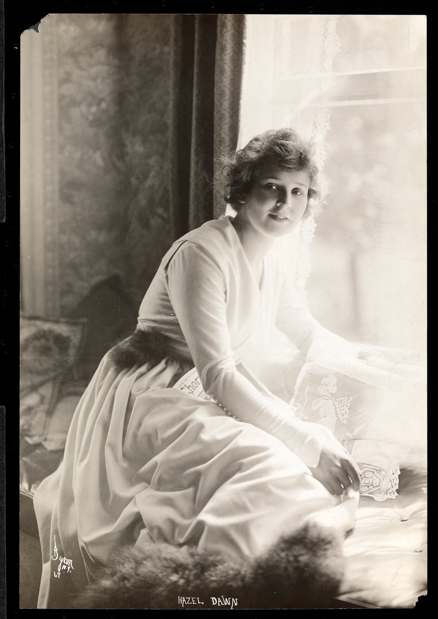 Portrét Hazel Dawn. c.1915 (stříbrný želatinový tisk) od Byron Company