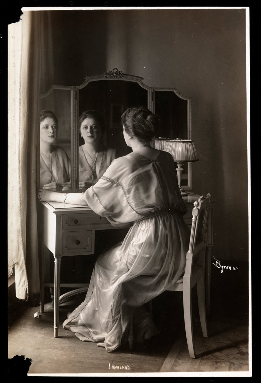 Portrét Jobyny Howlandové sedící u svého toaletního stolku, 1908-9 (stříbrný želatinový tisk) od Byron Company