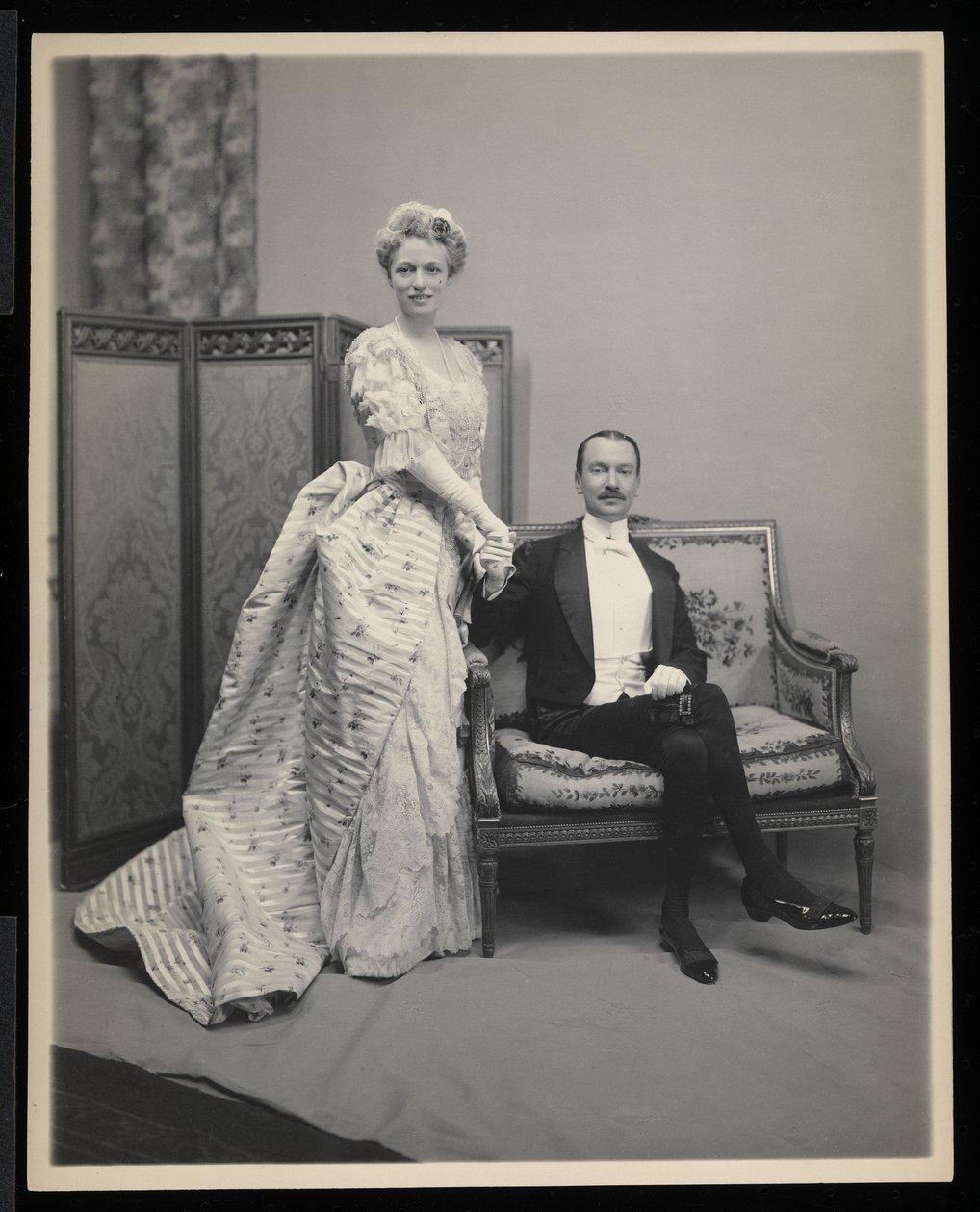 Portrét neidentifikovaného muže a ženy na James Hazen Hyde Ball, New York, 31. ledna 1905 (stříbrný želatinový tisk) od Byron Company