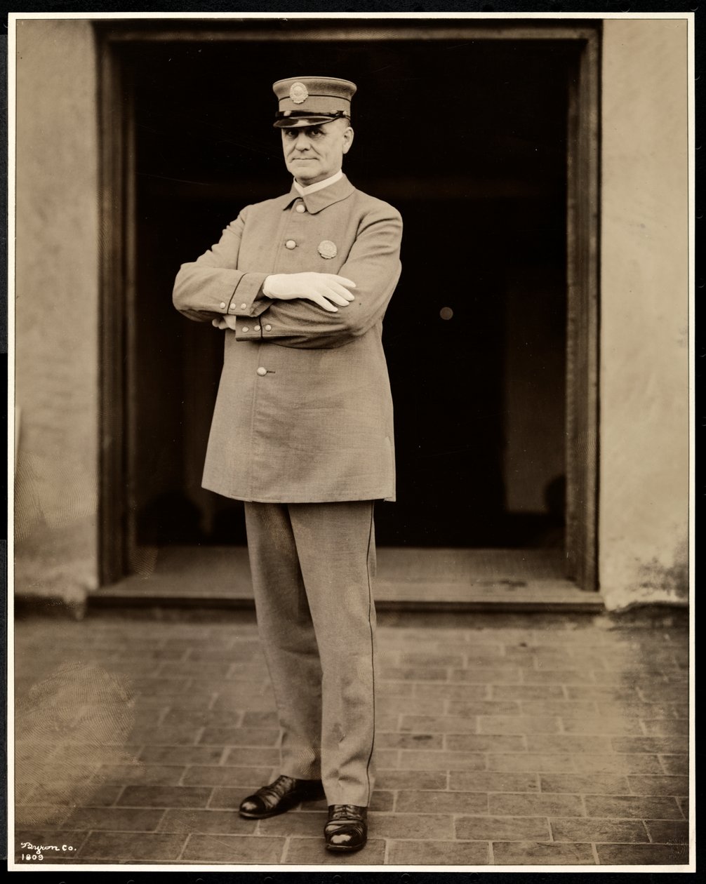 Portrét nejvyššího policisty v hotelu Commodore, 1922 (stříbrný želatinový tisk) od Byron Company