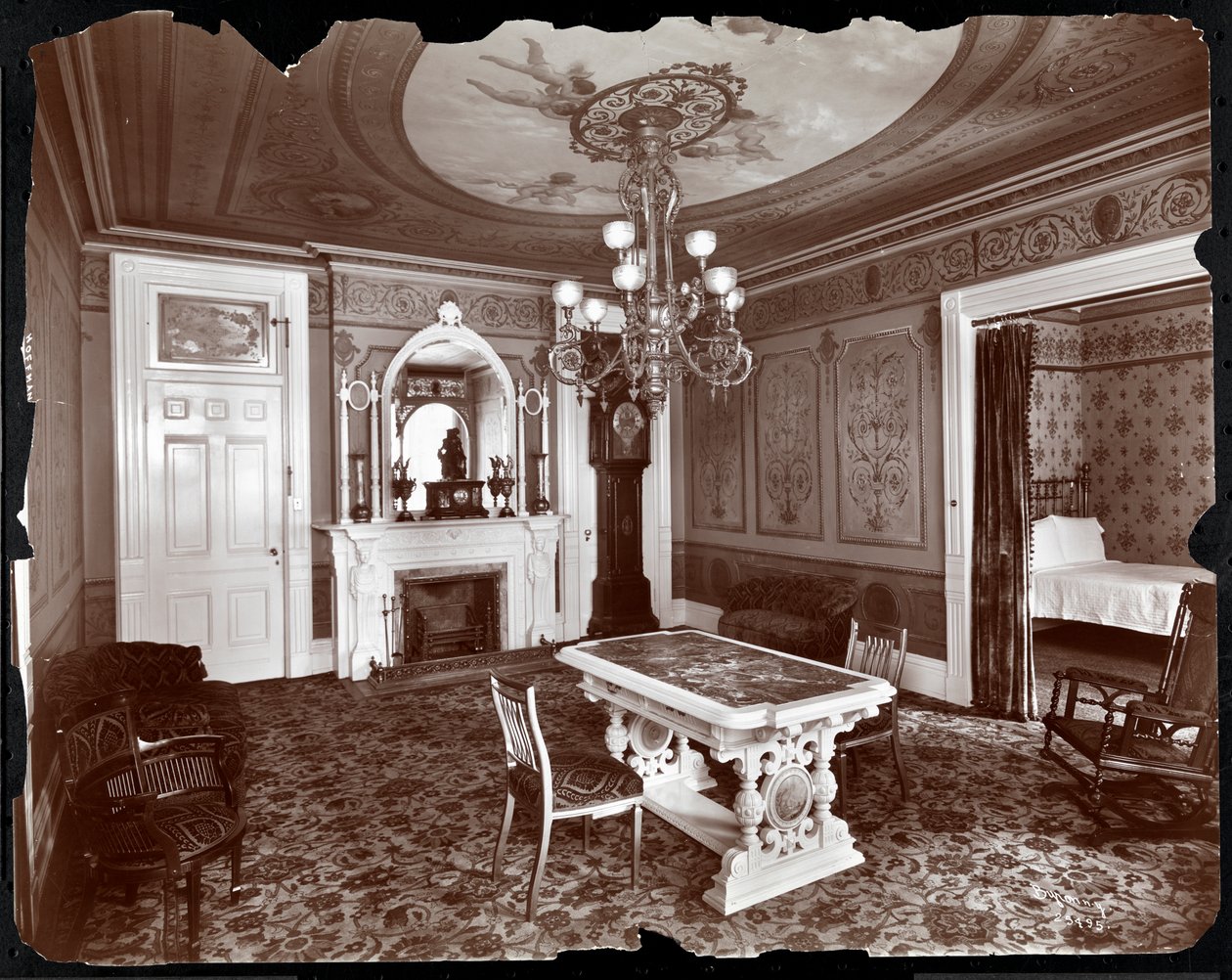Soukromý obývací pokoj v hotelu Hoffman House, 1907 (stříbrný želatinový tisk) od Byron Company