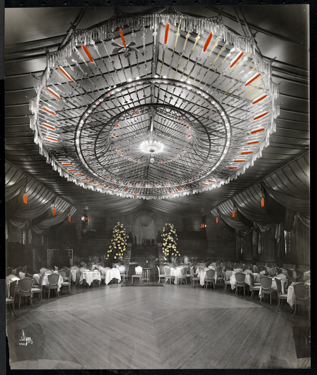 Přijímací místnost v hotelu Ritz-Carlton, 1915 nebo 1916 (ručně kolorovaný stříbrný želatinový tisk) od Byron Company