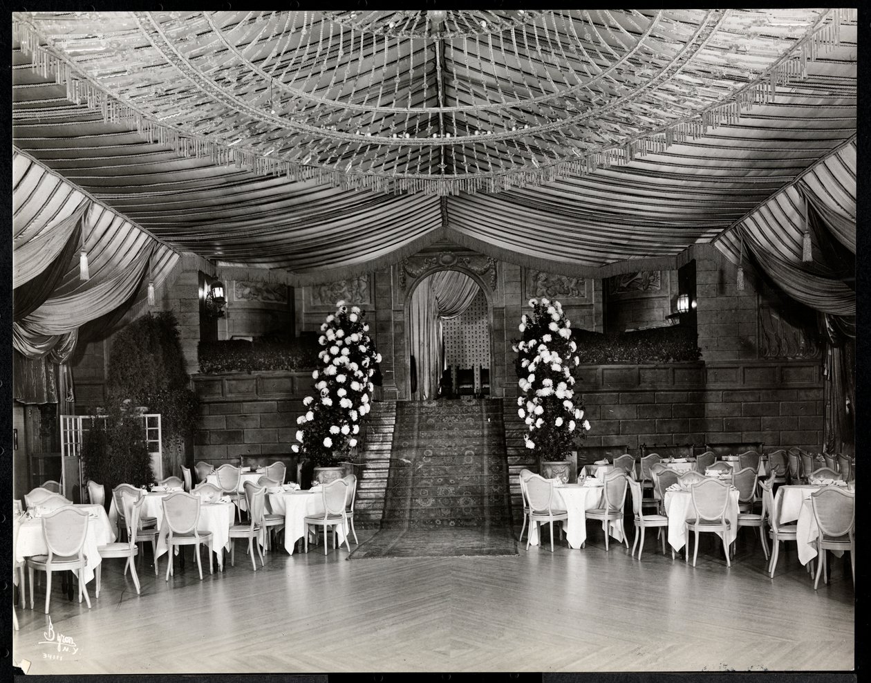 Přijímací místnost v hotelu Ritz-Carlton, 1915 nebo 1916 (stříbrný želatinový tisk) od Byron Company