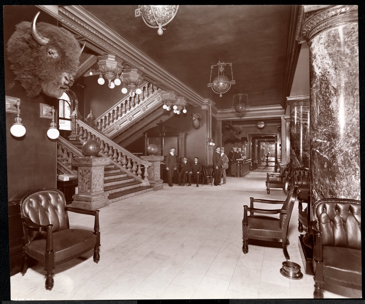 Schodiště a lobby v hotelu Park Avenue, 1901 nebo 1902 (stříbrný želatinový tisk) od Byron Company