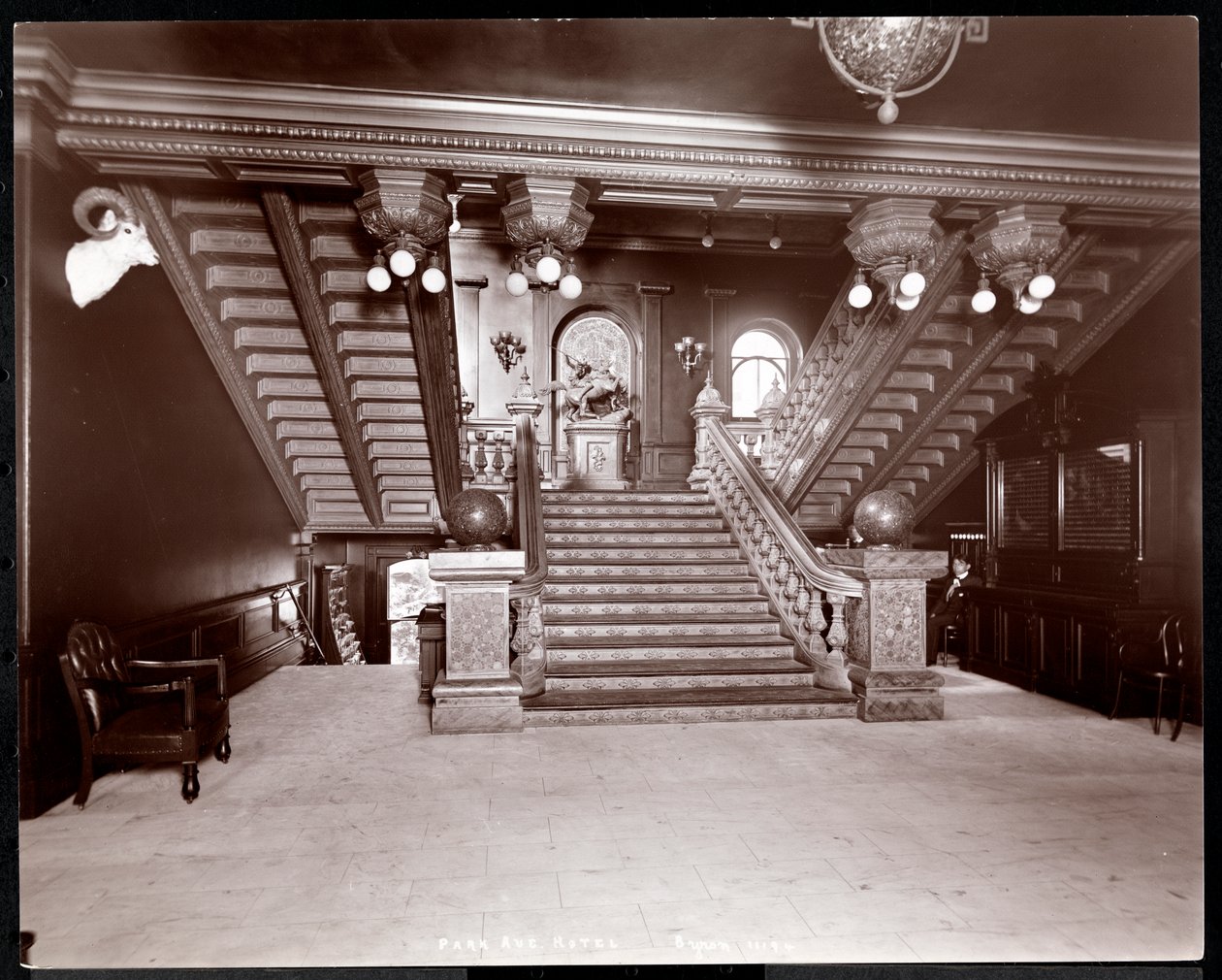 Schodiště v hotelu Park Avenue, 1901 nebo 1902 (stříbrný želatinový tisk) od Byron Company