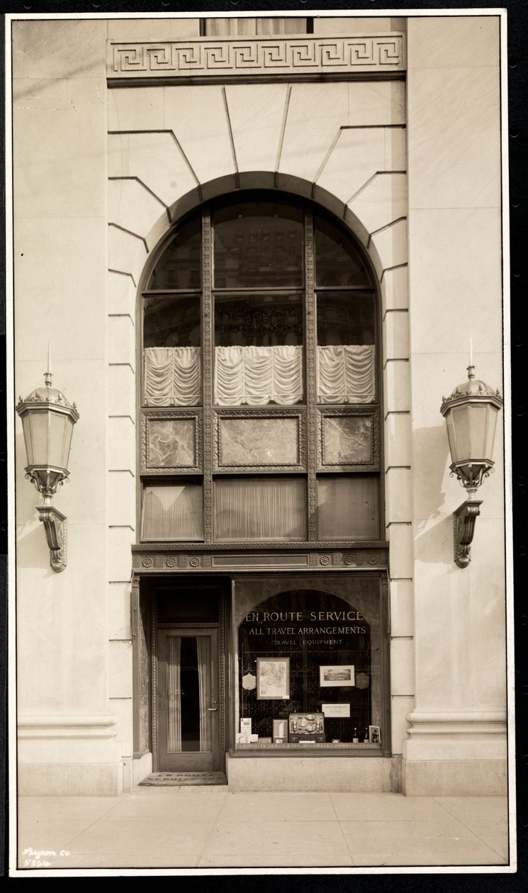 Výloha společnosti En Route Service, Inc., v hotelu Savoy Plaza, 59th Street a 5th Avenue, New York, 1928 (stříbrný želatinový potisk) od Byron Company